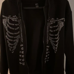 Skelett tröja  - En svart tröja med skelett tryck på sig. Den är från Shein och trycket är gjort av små pärlor. Den är i storlek xs. Hör av er om ni är intresserad🖤 