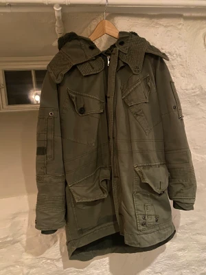 ZADIGJACKA  - ZADIGJACKA i khaki med fickor och fakepäls inuti. Fint skick 