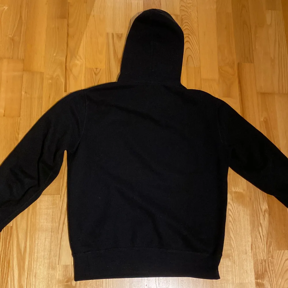 Säljer min Ralp lauren hoodie storlek s. Den är nyskick och använd nån enstaka gång. Skicka dm för frågor eller fler bilder. Köparen står såklart för frakten.. Hoodies.