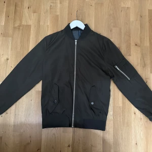 Grön bomberjacka - Jättefin och fräsch bomberjacka från Zara Man. Knappt använd så den är i bra kvalite, så gott som ny👍  Märke: Zara Storlek: Medium (M)  Kan frakta eller mötas