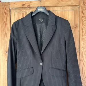 Kristrecksrandig kavaj  - Elegant kavaj med smickrande passform