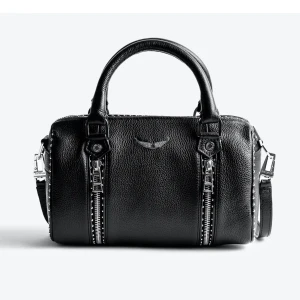 Zadig Sunny Xs Studs Bag  - Intressekoll på min zadig Sunny Xs Studs Bag köpt på butiken i Stockholm. Kvitto och allt finns med! Säljer på grund av att den inte kommer till användning, skriv privat för fler bilder. Priset kan diskuteras (ny pris 4250kr)