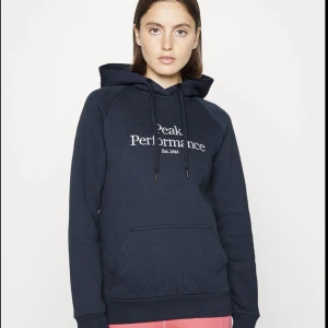 Peak Performance  - Säljer min hoodie därav att den inte kommer till användning längre. Inga skador, bra skick. Pris kan diskuteras vid snabbaffär 