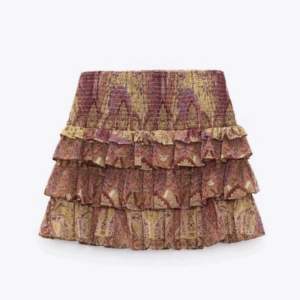 Söker denna kjol från zara i storlek S då jag inte får tag på den i affär längre🫶🏼 Tacksam för kmt och tips på var jag kan få tag i det!💘