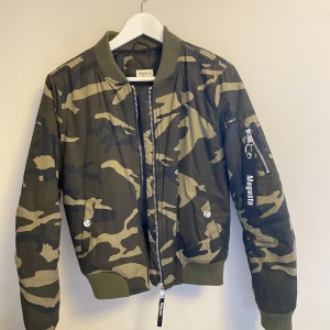 Bomberjacka - Militärgrön bomberjacka i storlek M men upplevs mindre i storleken. Fint skick.   Köpare står för frakt 