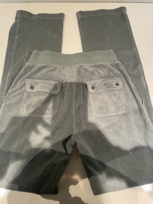 Juicy Couture byxor - Jag säljer dessa populära juicy couture byxor då dem ej kommer till användning längre!  De är i storlek XS men passar också S. En av dem små ”metallbitarna” som hänger på snörerna har dock ramlat av💓