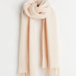 Halsduk - Gratis frakt - Vävd halsduk i färgen puderrosa. 180x45 Cm. Helt ny och oanvänd. Tagg och förpackningen kvar. Ordinariepris 99 kr