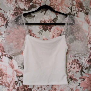 Vit top med puffärmar  - Supergullig och fin topp i bra skick!🤍