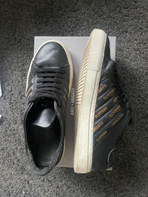 Axel Arigato skor - Assnygga Arigato skor finns ej att köpa längre använt sparsamt, lite slitningar vid kanten men inget som märks✨❤️storlek 39 men passar även mig som brukar ha 38.