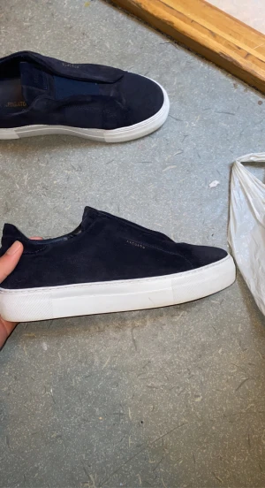 Arigato skor - Axel arigato skor mörkblå använda 2 gånger box finns  