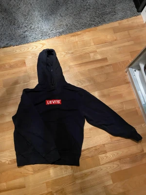 Levi’s Hoodie - Liten tråd som hänger från Levi’s loggan, annars fint skick. Köparen står för frakt📦 Priser kan diskuteras!🤝