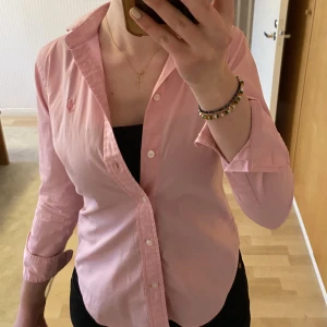 Ralph Lauren skjorta - Jättesnygg Ralph Lauren slim fit skjorta i rosa färg. Säljer då den är aningen för liten för mig. Har vanligtvis storlek S. Använd nån gång och är i jätte fint skick. Köparen står för frakten, kan även mötas upp i Stockholm❤️