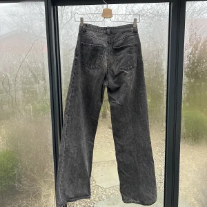 Monki Yoko Jeans - Mörkgråa monki jeans i modellen Yoko. Inget sönder 🥰