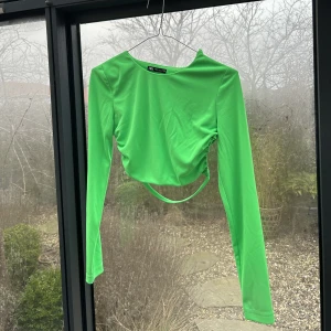 Grön långärmad tröja - En härlig grön fest tröja, med öppen rygg 🤩använd ca 2 gånger, inget sönder!