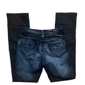 y2k jeans - coola mörka straight leg jeans med hjärtan på fickorna. från EDI. Skriv privat för mått/bilder. Köparen står för frakt. 💕