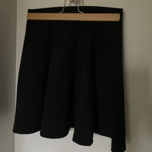 Kjol från Divided - Svart volangkjol från Divided med dragkedja bak. Köpt på H&M men finns inte att köpa längre. Minns inte nypris men priset kan diskuteras. Skickar fler bilder vid förfrågan 🥰