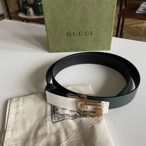 Gucci reversible belt with square interlocking GG buckle(Grönt/Svart)(Guld/Silver)(95) Retail:5550kr Helt nytt med tags, box och dustcover