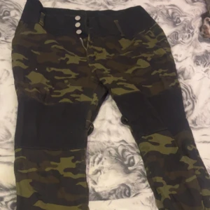 Militär byxor - Högmidjade militär byxor, oanvända. Stretchig tyg