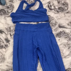 Träningsett - Blå träningsett aldrig använd. Byxorna har fickor fram