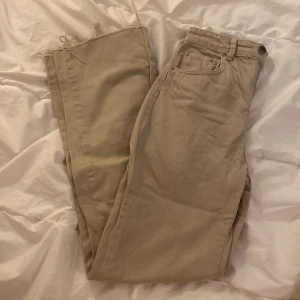 Beiga jeans - Beiga jeans i bra skick. Skrik 32, funkar bra som 34 också. Säljer för 150kr + frakt 