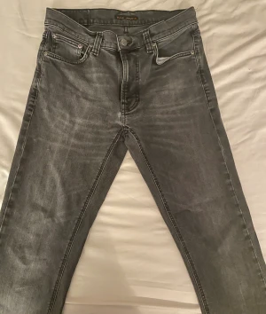 Nudie jeans   - Hej säljer mina Nudie jeans i storlek W29 L32. Ganska använda ända felet är ett litet hål vi gylfen (köparen står för frakt)