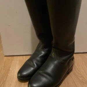 Ridstövlar i äkta läder 💗 - Fina, välskötta ridstövlar i äkta läder! Mått runt vaden är 39cm, men passar 40cm. Kan mäta på flera ställen om så önskas! Har ingen snörning 😊 Köptes för 3999kr, men har stått ett bra tag då jag växte ur dom!  FRAKT INGÅR I PRISET! 💗💗