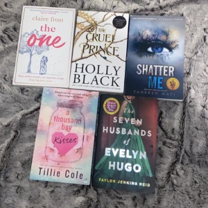 Bok tok böcker , shatter me ex - Lite booktok böcker, de 3 i mitten (2:a bilden) är helt nya och olästa)  Shatter me + evelyn hugo kostar 70kr st pga dem vart lästa Resten kostar 85krst . OBS❌❌ A thousand boy kisses och shatter me sålda!!