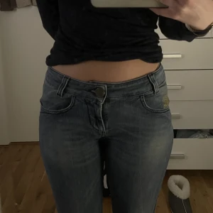 Lågmidjade jeans  - Lågmidjade jeans från märket Killah. Jeansen är alldeles för långa för mig. Skulle säga att de är bootcut/flare. Köparen står för frakten💞