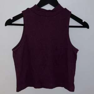 Linne - Gulligt linne från h&m i storlek M, men passar mig som har S i vanliga fall. En liten bit av sömmen i nederkanten på linnet har gått upp, som man kan se på andra bilden. 10kr +frakt💕 skriv vid intresse så kan jag berätta mer och skicka fler bilder☺️🌟