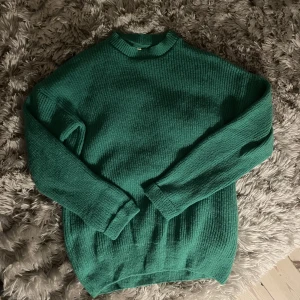 Grön stickad tröja - Grön stickad tröja i storlek M. Aldrig använd. 