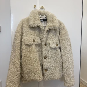 Teddyjacka  - Teddyjacka från zara. Aldrig använd storlek s