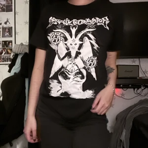 Band merch  - Köpte denna på shock innan de stängde🖤Endast använd 2 gånger men känner inte för att ha kvar den då jag inte ens lyssnar på bandet hahaha🖤