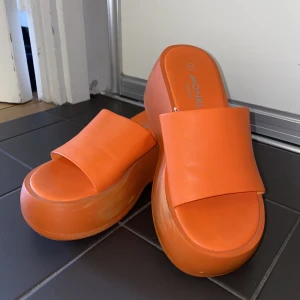 Sandaler veganskt läder - Kanske använda 3 gånger men slitningar finns! Det är sulorna som är har märken på sig, allt annat är fint skick. I bak är klacken runt 7,5 cm lång.