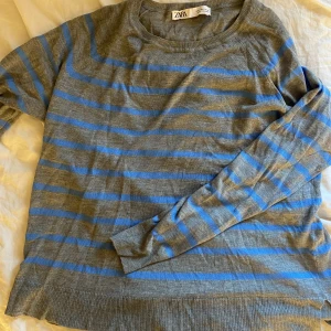 Zara Tröja - Säljer min fina Zara tröja, bra skick! Kan mötas upp i Jönköping eller frakta, köparen står för frakten💕