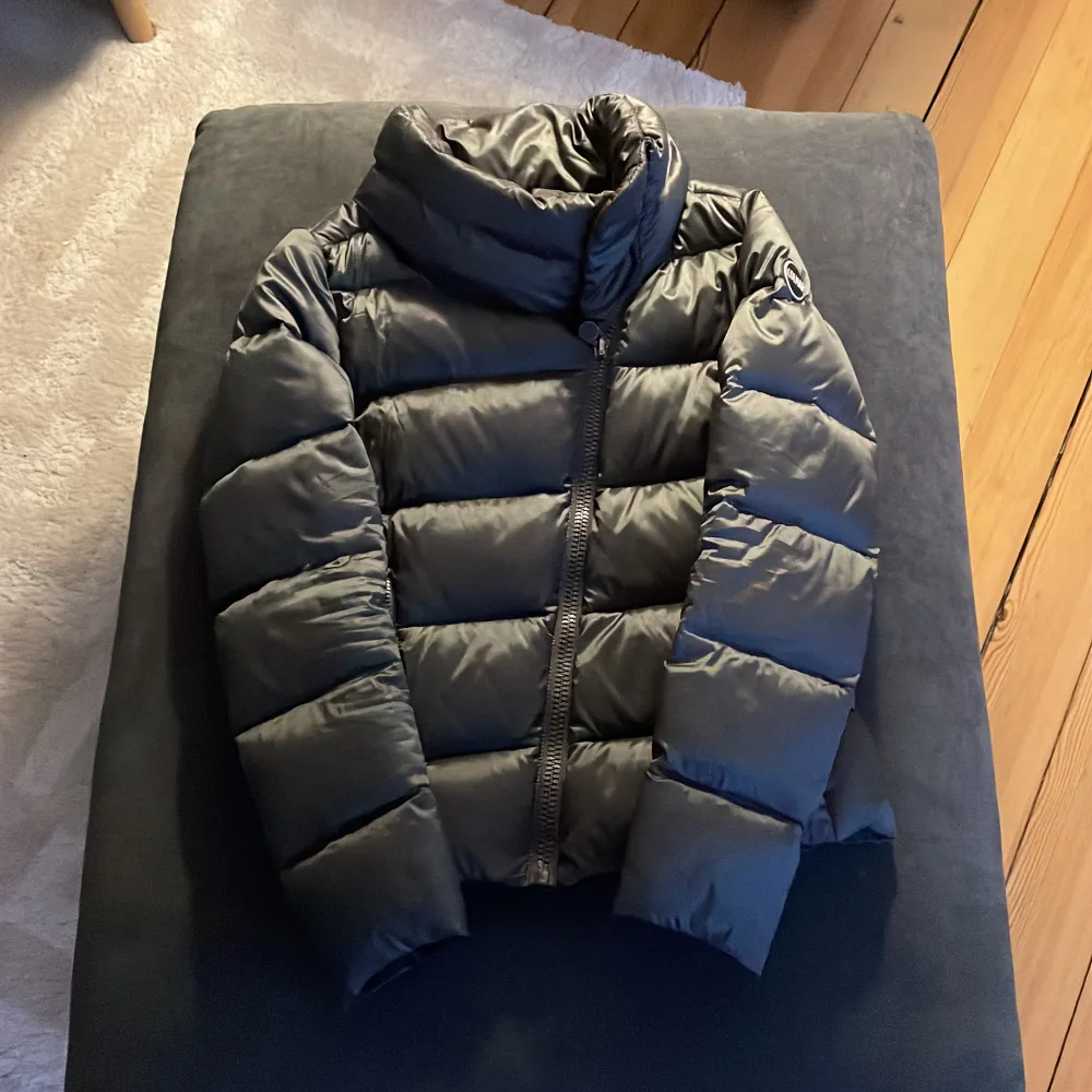 Säljer denna skitsnygga gråa Colmar jackan. Dragkedjan är sne vilket gör jackan så snygg och unik. Perfekt till vinter, höst och vår!😍 Kontakta privat för bättre bilder eller annat!❤️. Jackor.