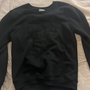 kenzo paris - säljer min kanzo paris tröja som jag använd 2-3 gånger. storlek m/s, pris kan diskuteras.