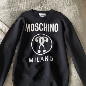 Moschino tröja  - Storlek M/L 9/10