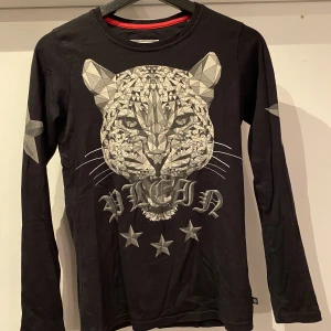 PHILIPP PLEIN junior ”tiger attack” - Långärmad PHILIPP PLEIN junior T-shirt.  Storlek 12-13 yr Oanvänd Köpt i rom i PHILIPP PLEIN affären. Påse, kartong och kvitto finns