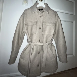 Beige kappa - Säljer min superfina beiga kappa i ulll blandning från bikbok. Nypris 700kr. Så varm och snygg