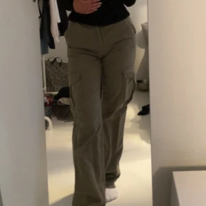 Cargos  - Gröna cargos från pull&bear. Tror de inte säljs längre, osäker. Pris kan diskuteras vid snabbköp. Tror de är midwaist.