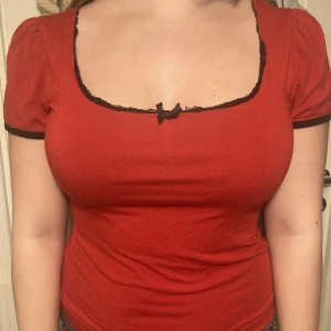 Tröja - Super fin röd  t-shirt med super fina små puff ärmar  Står L men passar M och så  Tryck på köp nu ❤️