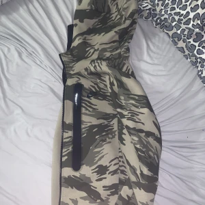 Nike tech fleece (Sälsyn modell) - Nike tech fleece sälsynt model som inte säljs längre. Storlek XS inga fel eller nått aldrig använd.