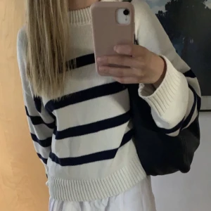Stickad tröja  - Randig stickad tröja från Bikbok. Säljer den eftersom att jag ej får användning av den💞Frakten kostar 69kr