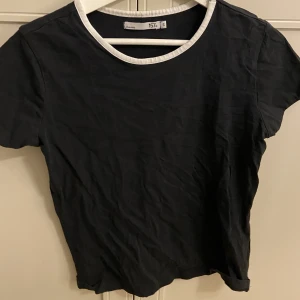 T-shirt  - Snygg t-shirts med vita detaljer