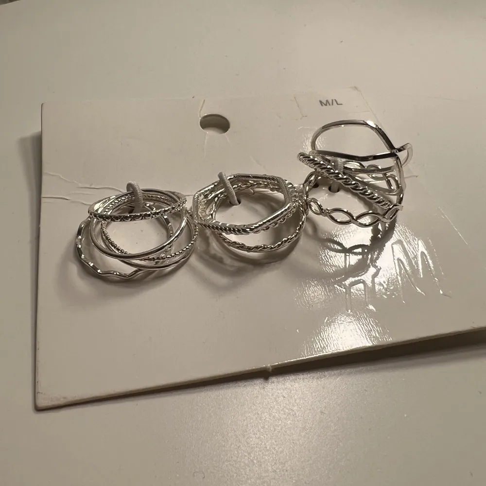 Silverringar från HM. Aldrig använda då de är för stora för mig. Ingen ring har tappat färg och tror inte HMs ringar brukar det. . Accessoarer.
