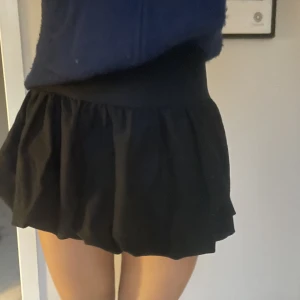 Kjol - Super söt kjol från zara som ej kommer till användning, passar till allt och så najs till sommaren💘