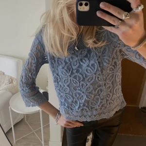 Blus - Såå himla fin blus med spets och lite kortare ärmar, från märket creme och bara avänd ett fåtal gånger så den är i fint skick 🥰
