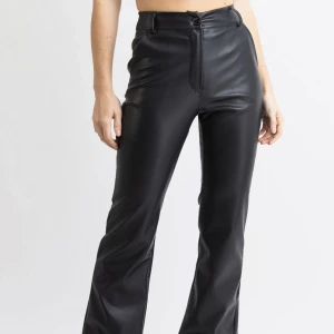 Madladys skinnbyxor  - Säljer nu dessa byxor ifrån madlady i storlek 36 Längd 34 då jag aldrig kunnat ha dem lappen sitter kvar och ör helt oanvända🥰 Nypris: 599kr