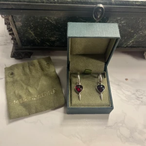 Maria nilsdotter örhängen🔥❤️ - Säljer nu mina fina maria nilsdotter örhängen❤️ köptes i sommras på maria nilsdotter butiken på nk🔥 Säljes p.g.a att dem inte kommer till användning längre🙁 Nypris 5590kr för båda, mitt pris 2100/ örhänge 4000 för båda❤️ ny skick❤️ skriv om du är intresserad