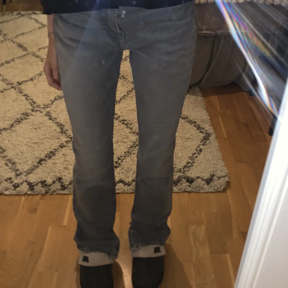 Helt oanvända jeans från zara💗 slutsålda och köptes för 400  Frakt 24kr. Jeans & Byxor.